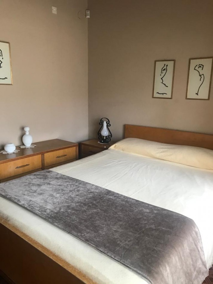 CHALET EN LOTE ESQUINA CON COCHERA Y PARQUE