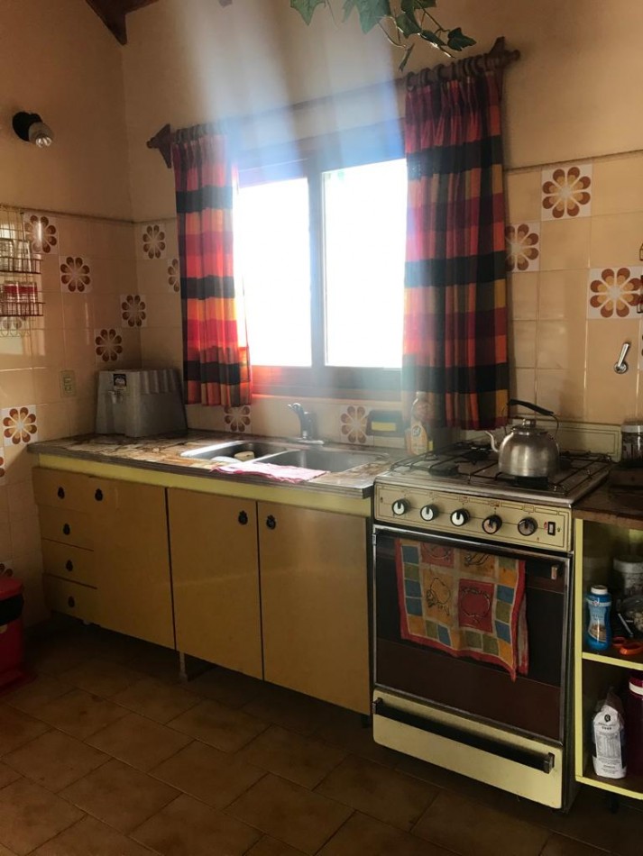 CHALET EN LOTE ESQUINA CON COCHERA Y PARQUE