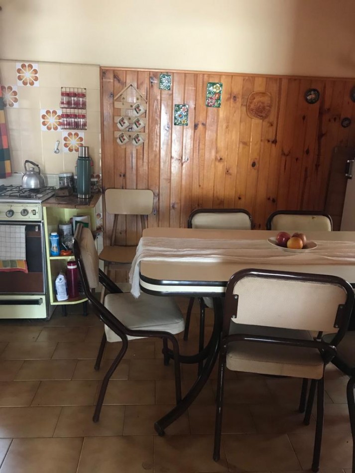 CHALET EN LOTE ESQUINA CON COCHERA Y PARQUE