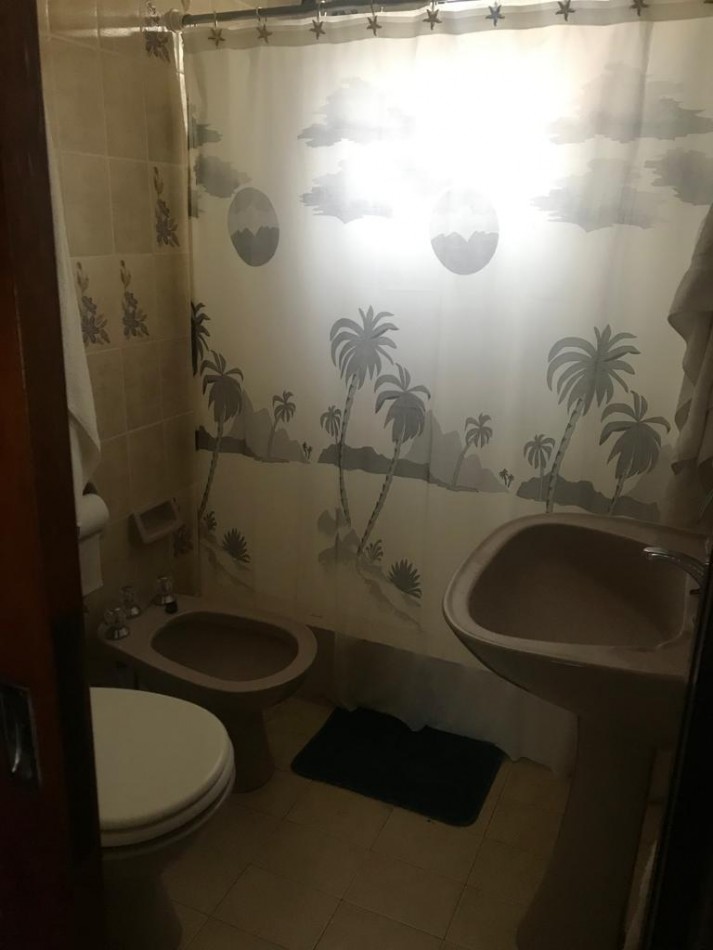 CHALET EN LOTE ESQUINA CON COCHERA Y PARQUE