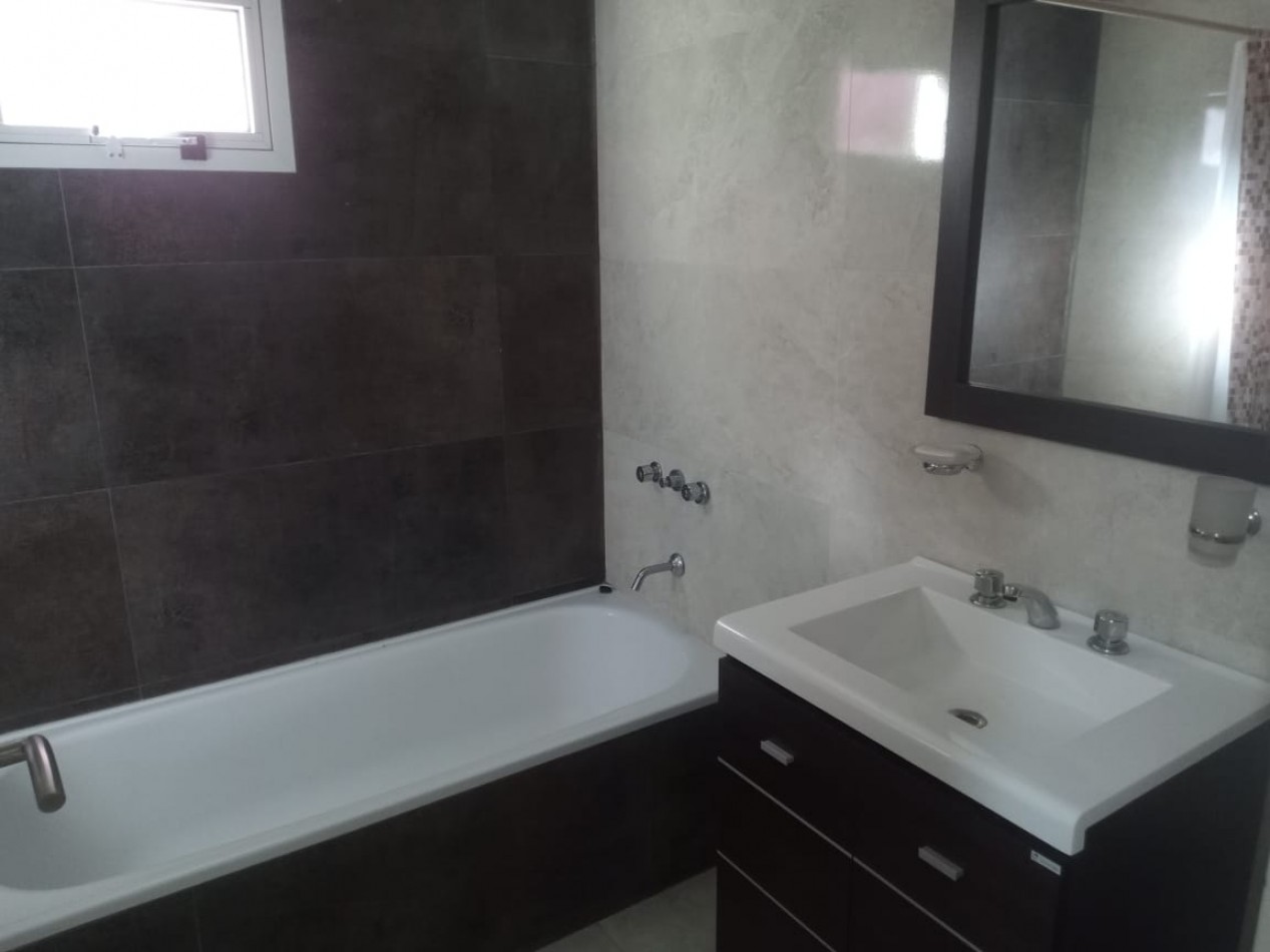 HERMOSA CASITA MUY LUMINOSA 