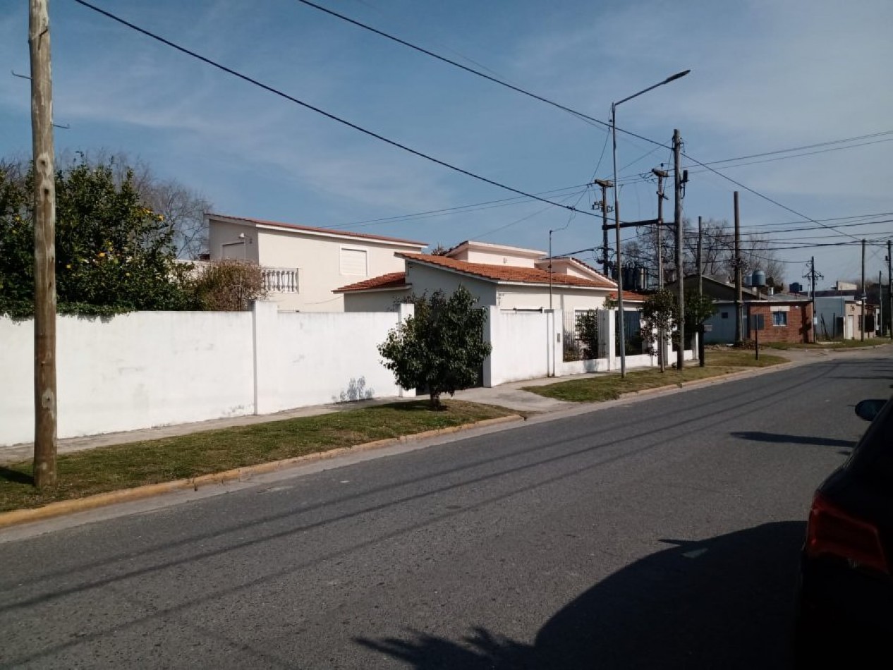 VENTA EN SANTA TERESITA, CASA 4 AMBIENTES CON PARQUE, 200M2 APROX.