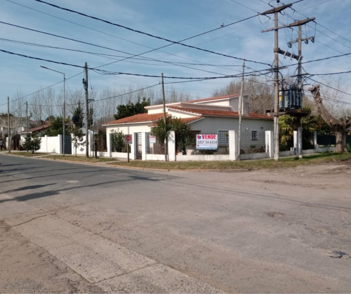 VENTA EN SANTA TERESITA, CASA 4 AMBIENTES CON PARQUE, 200M2 APROX.