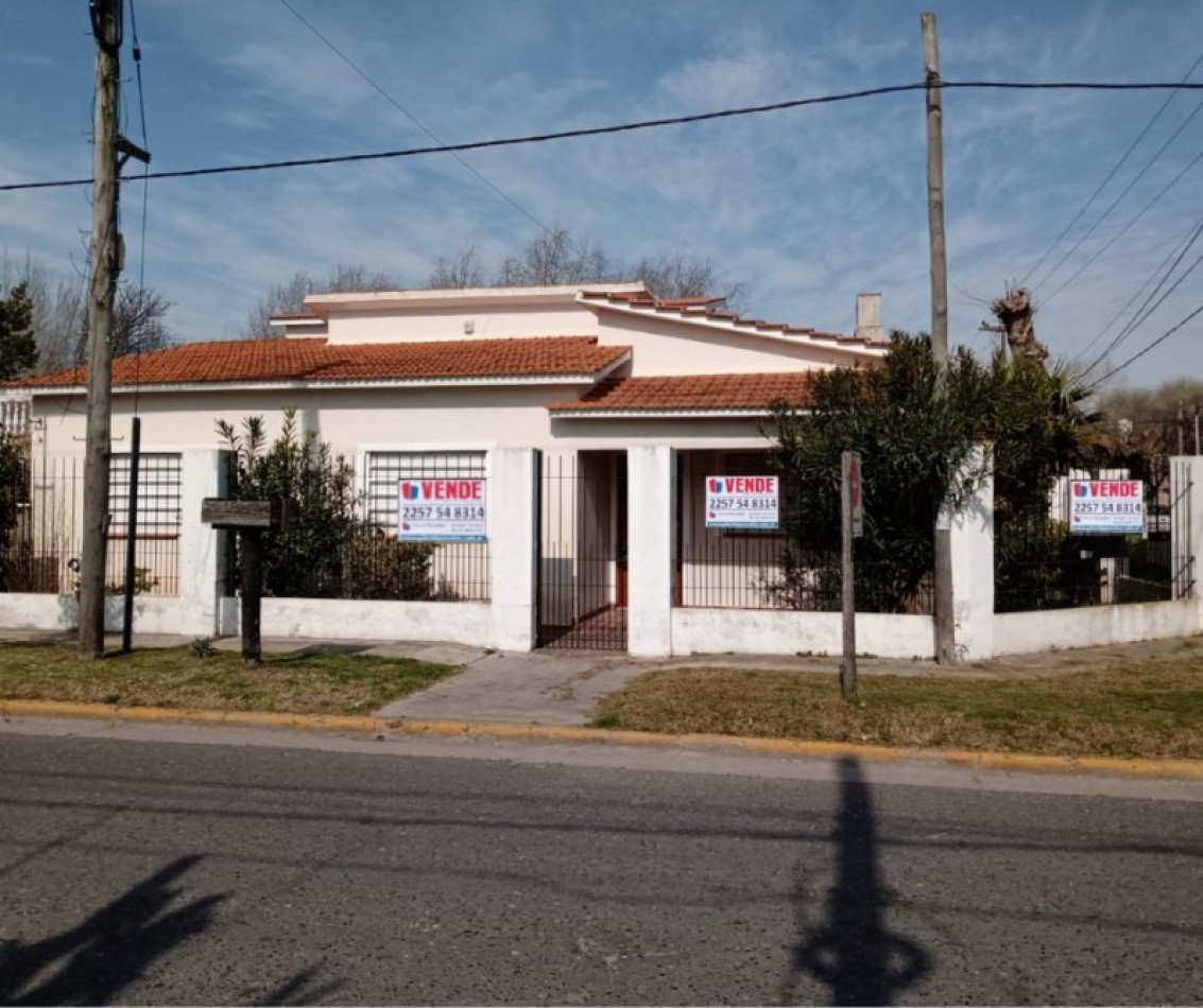 VENTA EN SANTA TERESITA, CASA 4 AMBIENTES CON PARQUE, 200M2 APROX.