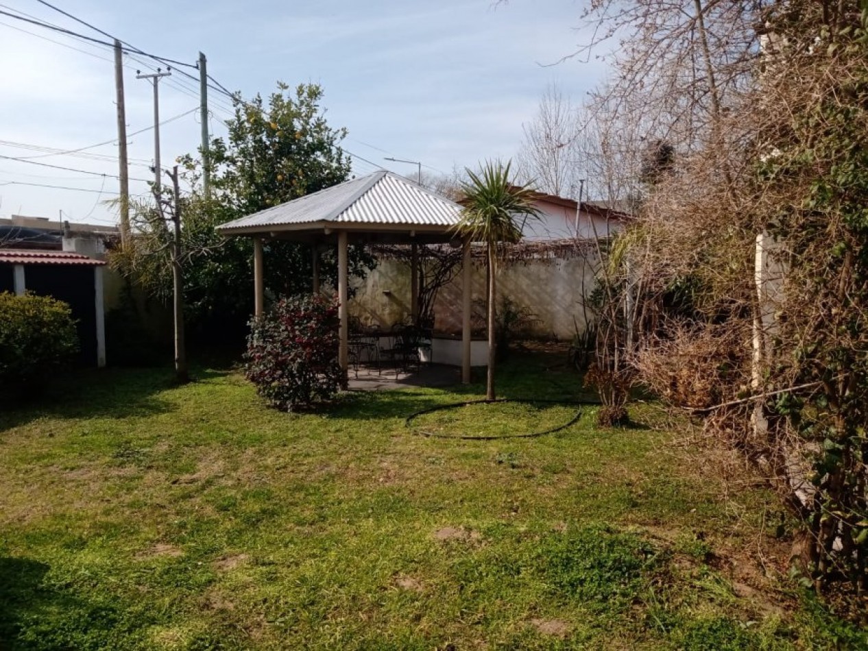 VENTA EN SANTA TERESITA, CASA 4 AMBIENTES CON PARQUE, 200M2 APROX.