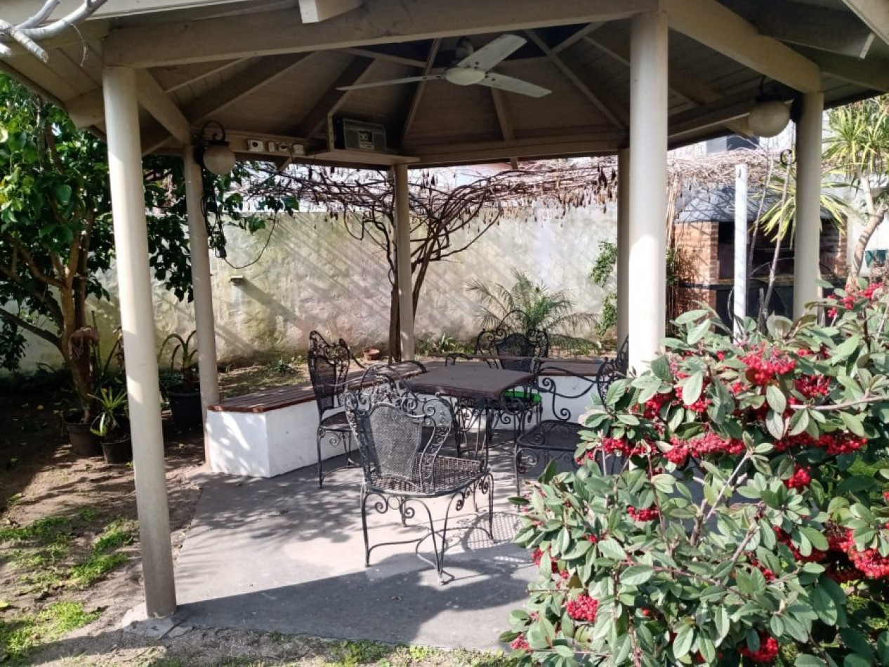 VENTA EN SANTA TERESITA, CASA 4 AMBIENTES CON PARQUE, 200M2 APROX.