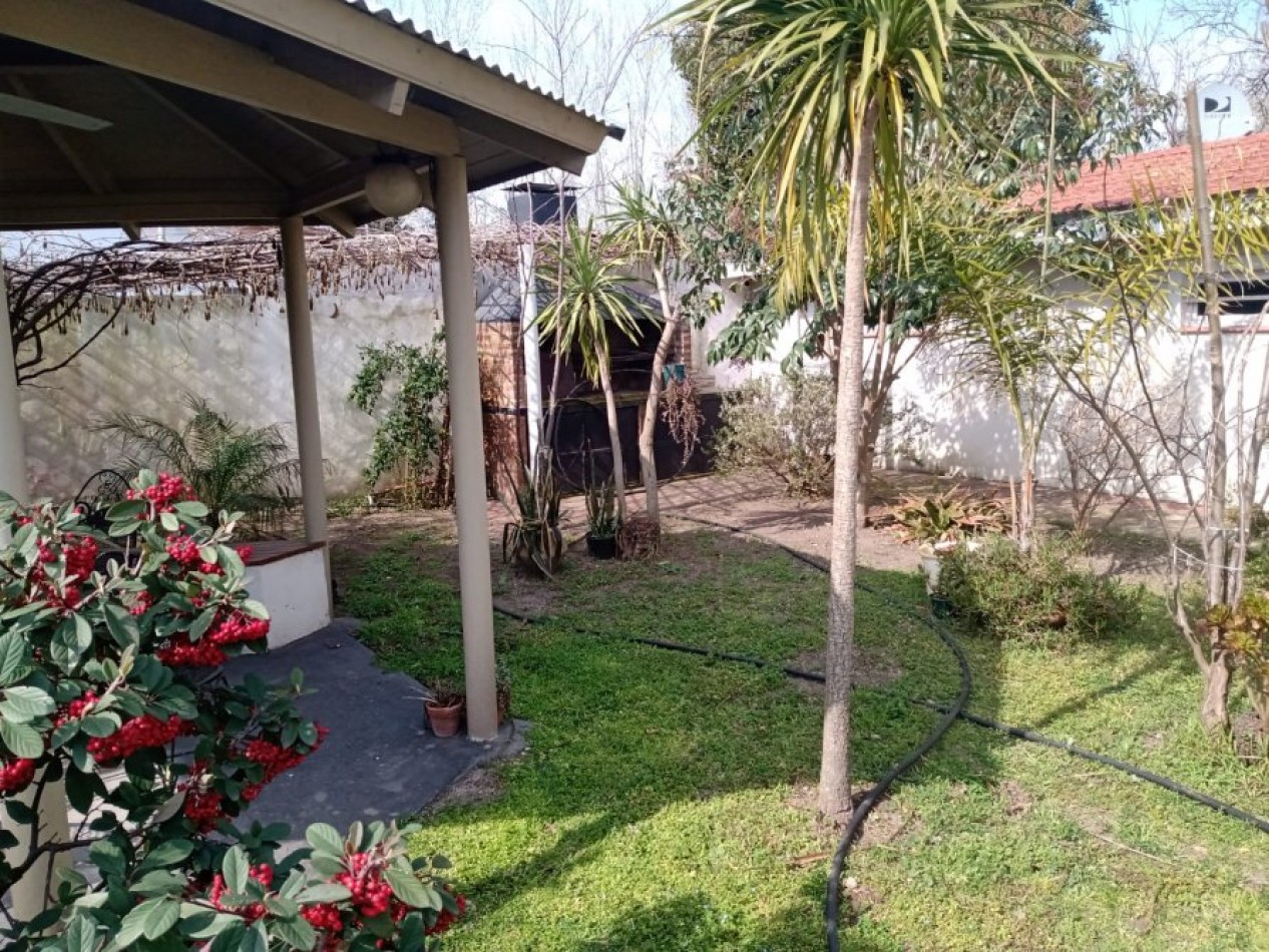 VENTA EN SANTA TERESITA, CASA 4 AMBIENTES CON PARQUE, 200M2 APROX.