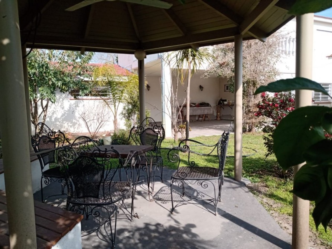 VENTA EN SANTA TERESITA, CASA 4 AMBIENTES CON PARQUE, 200M2 APROX.