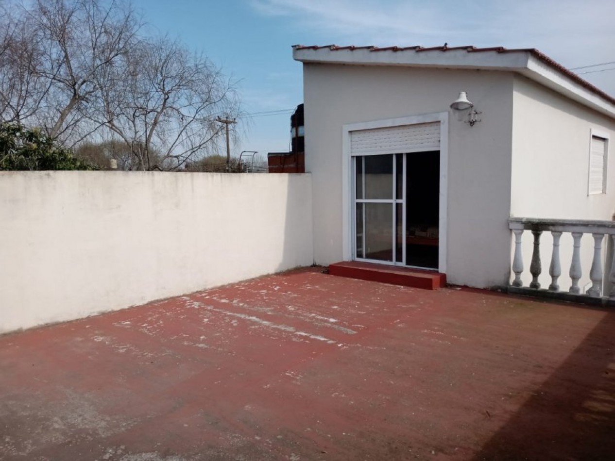 VENTA EN SANTA TERESITA, CASA 4 AMBIENTES CON PARQUE, 200M2 APROX.
