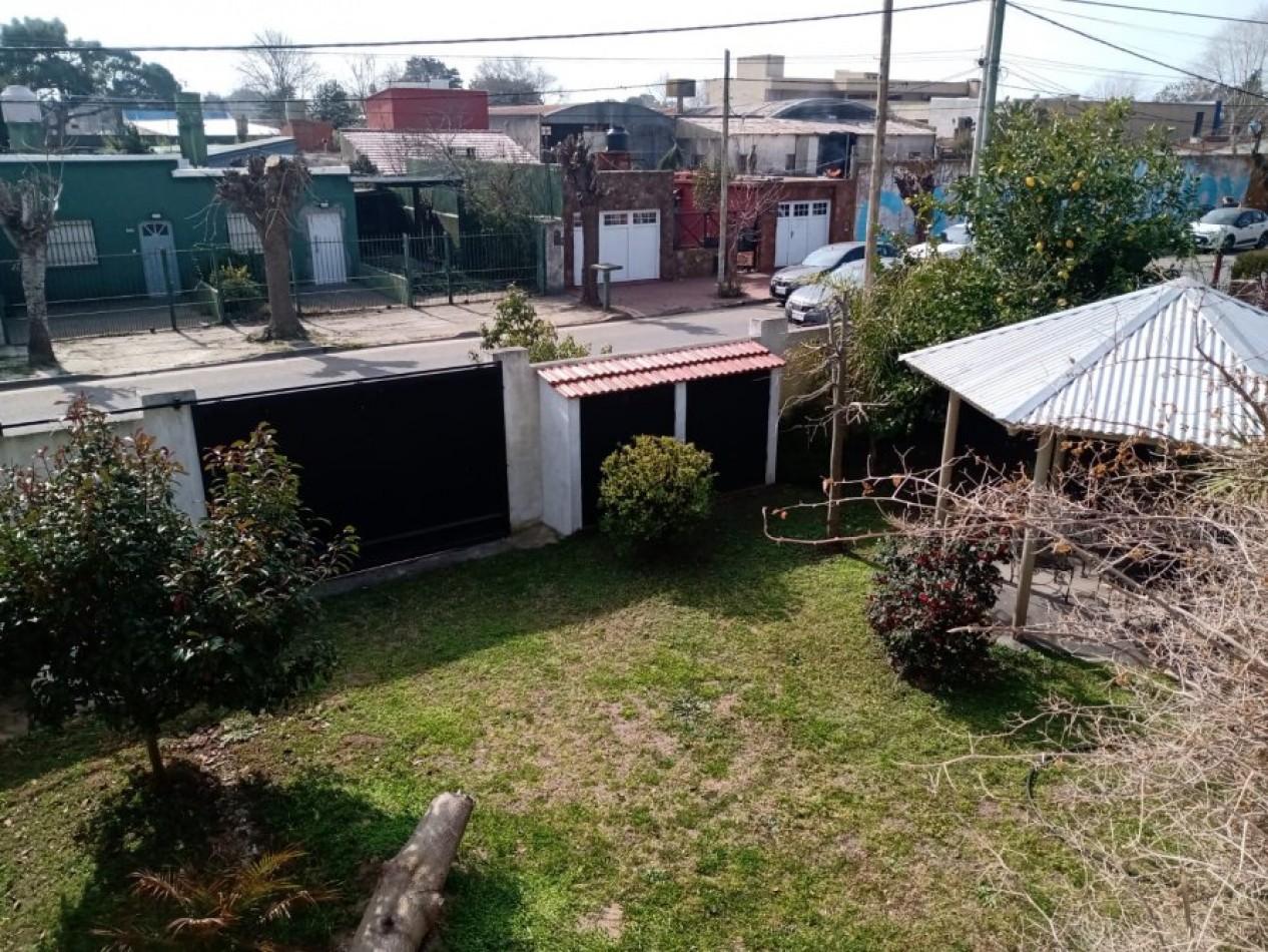 VENTA EN SANTA TERESITA, CASA 4 AMBIENTES CON PARQUE, 200M2 APROX.