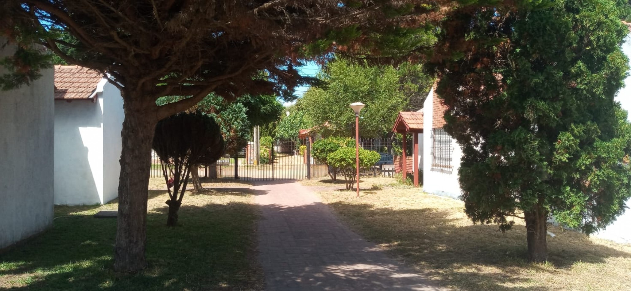 CASA CON PATIO Y ESTACIONAMIENTO