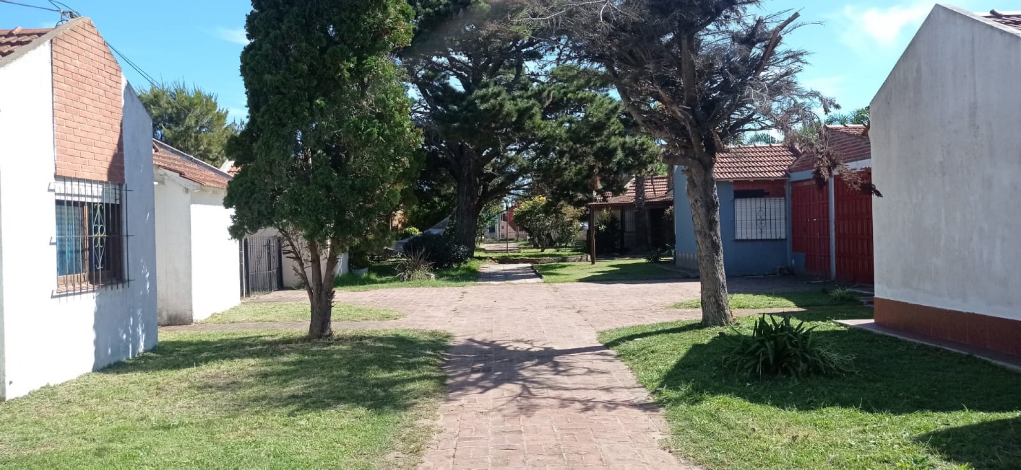 CASA CON PATIO Y ESTACIONAMIENTO