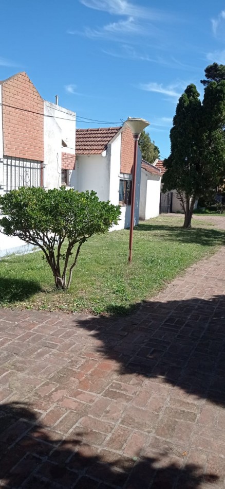 CASA CON PATIO Y ESTACIONAMIENTO