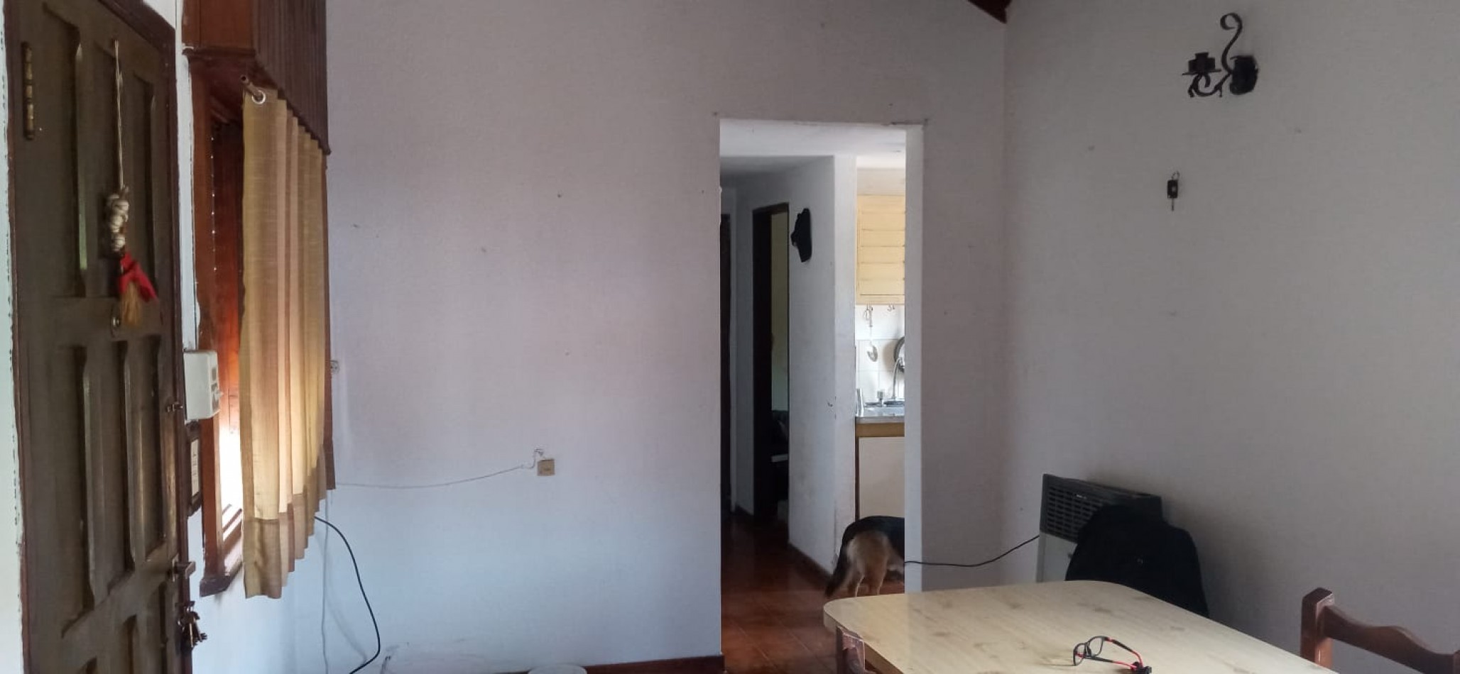 CASA CON PATIO Y ESTACIONAMIENTO