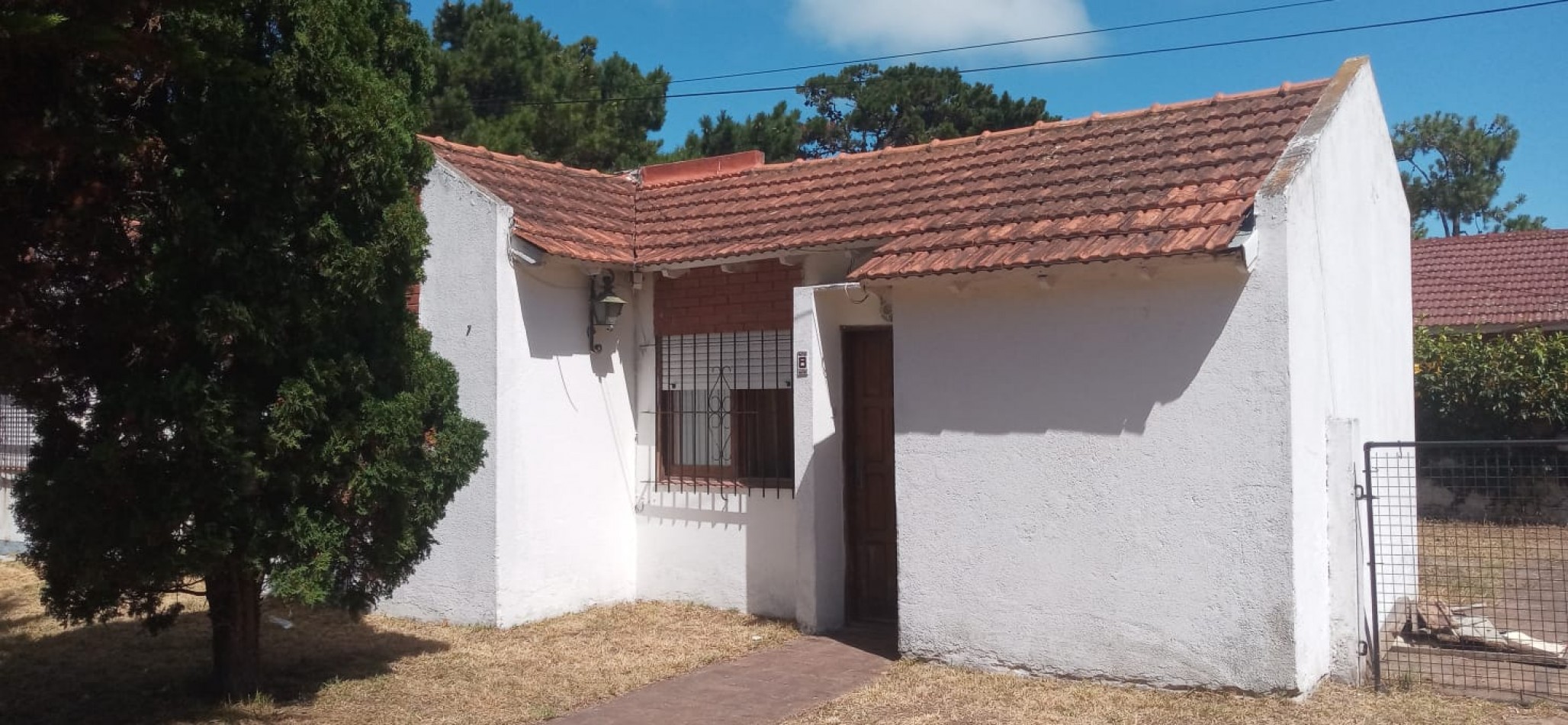 CASA CON PATIO Y ESTACIONAMIENTO