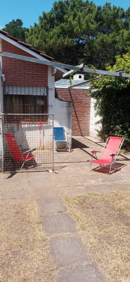 CASA CON PATIO Y ESTACIONAMIENTO