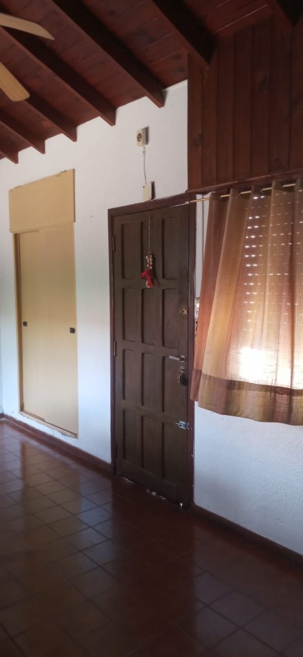 CASA CON PATIO Y ESTACIONAMIENTO