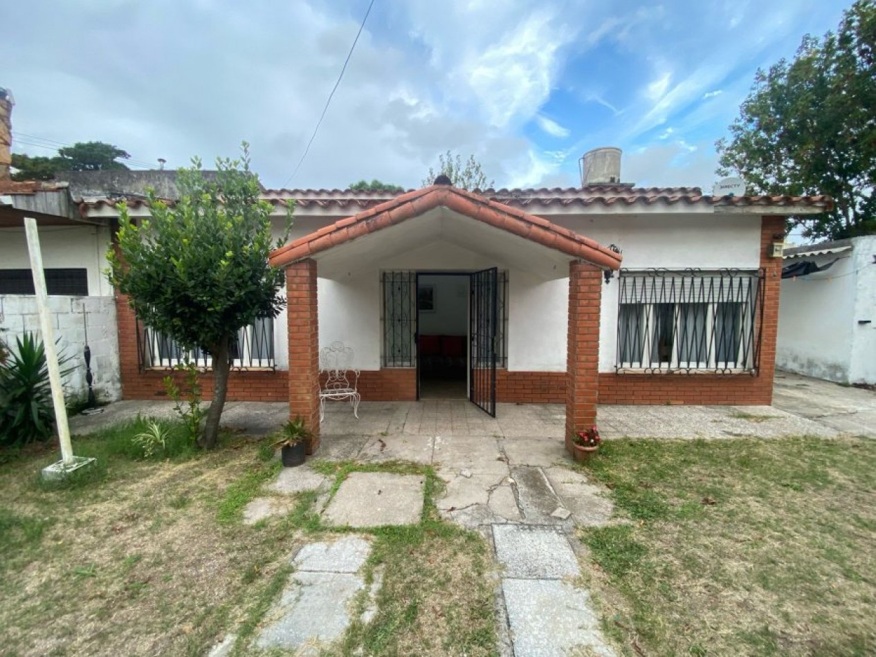 VENDO EN LA COSTA COMODA CASA 3AMB MAS DEPTO 2 AMB EN BLOCK. OPORTUNIDAD