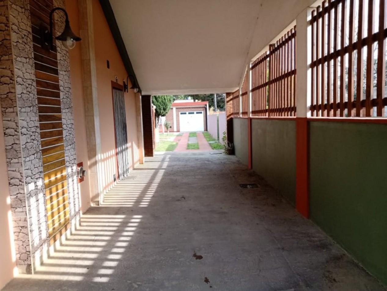 VENDO EN LA COSTA CASA 3 AMB. CON PARQUE Y GAS NATURAL, EXCELENTE UBICACION