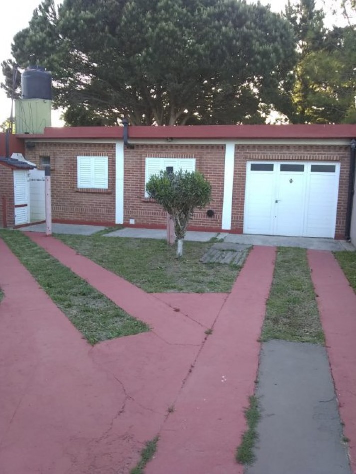 VENDO EN LA COSTA CASA 3 AMB. CON PARQUE Y GAS NATURAL, EXCELENTE UBICACION