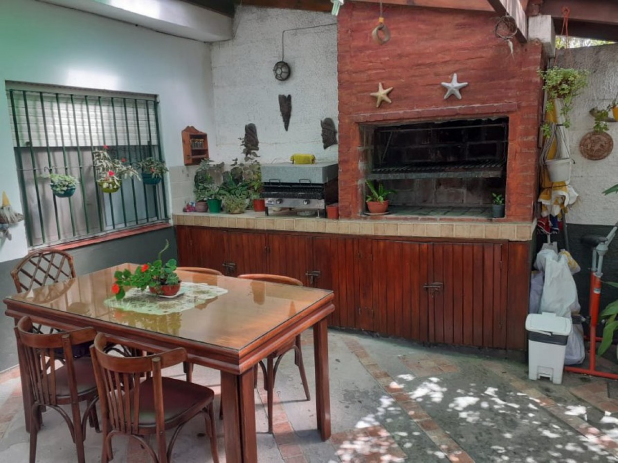 VENDO CASA DE 5 AMBIENTES, EN LA COSTA TODOS LOS SERVICIOS