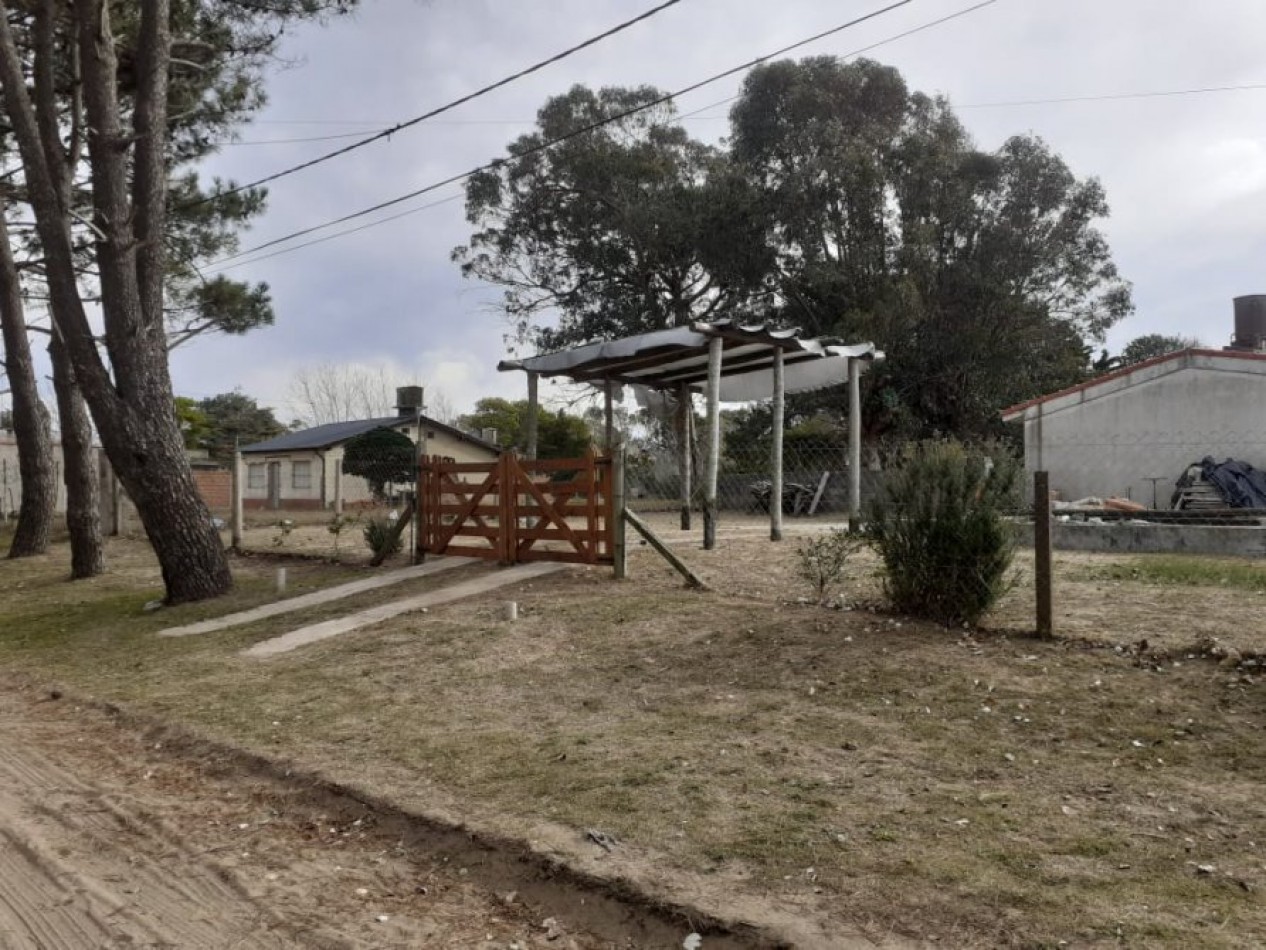 VENTA EN LA COSTA LOTE EN ESQ. ALTO Y CON MEJORAS, CERCA DEL MAR