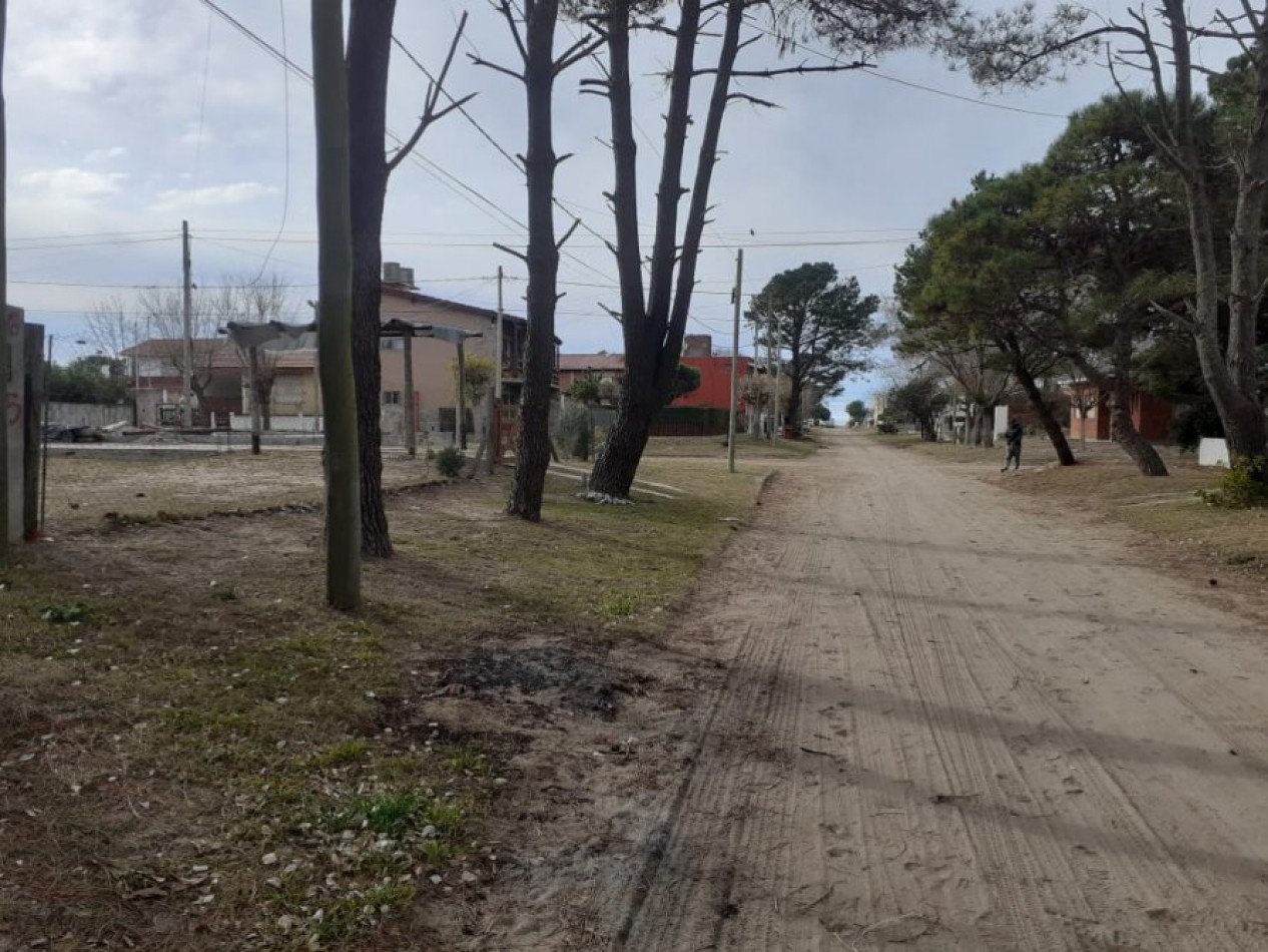 VENTA EN LA COSTA LOTE EN ESQ. ALTO Y CON MEJORAS, CERCA DEL MAR