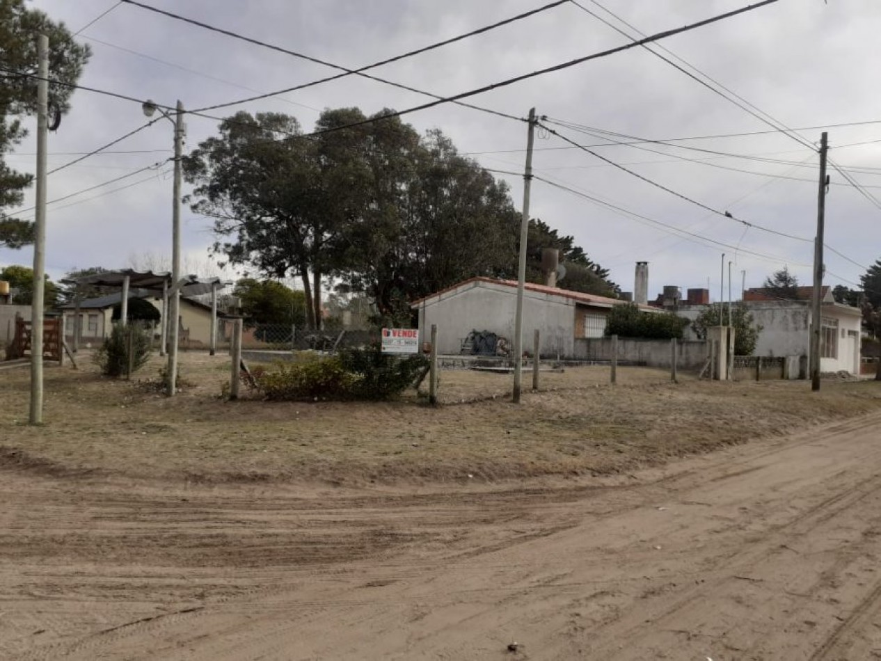 VENTA EN LA COSTA LOTE EN ESQ. ALTO Y CON MEJORAS, CERCA DEL MAR