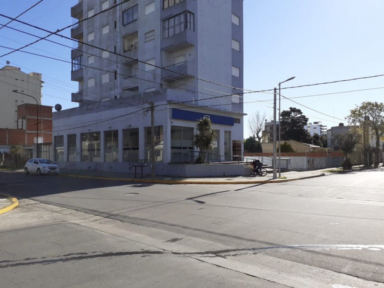 VENTA EN SANTA TERESITA IMPORTANTE LOCAL DOBLE ALTURA EN ESQUINA, ALTA RENTA