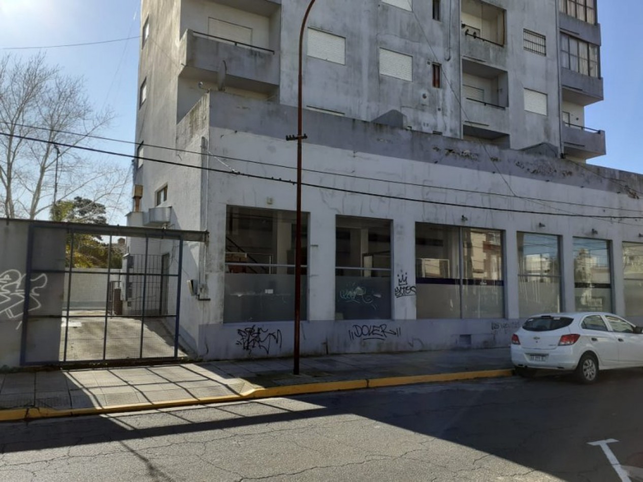 VENTA EN SANTA TERESITA IMPORTANTE LOCAL DOBLE ALTURA EN ESQUINA, ALTA RENTA