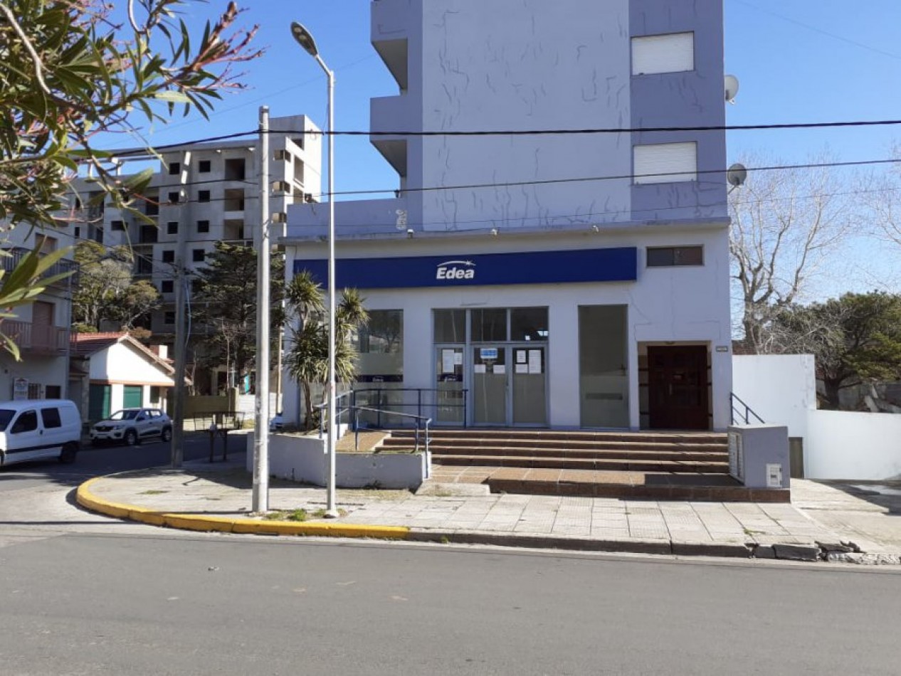 VENTA EN SANTA TERESITA IMPORTANTE LOCAL DOBLE ALTURA EN ESQUINA, ALTA RENTA