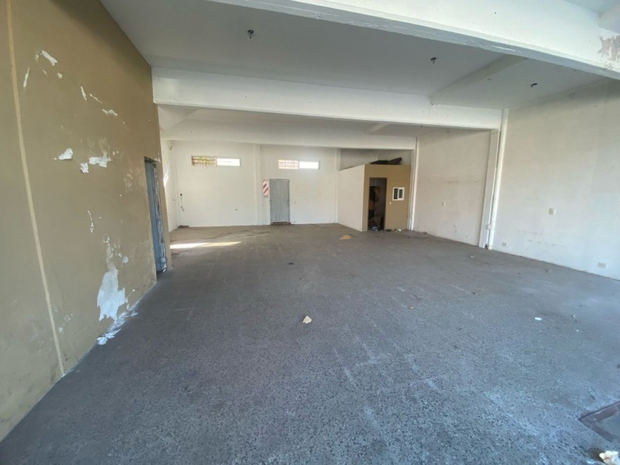 IMPORTANTE LOCAL, SALON 120M2, EXCELENTE UBICACION SOBRE AVENIDA