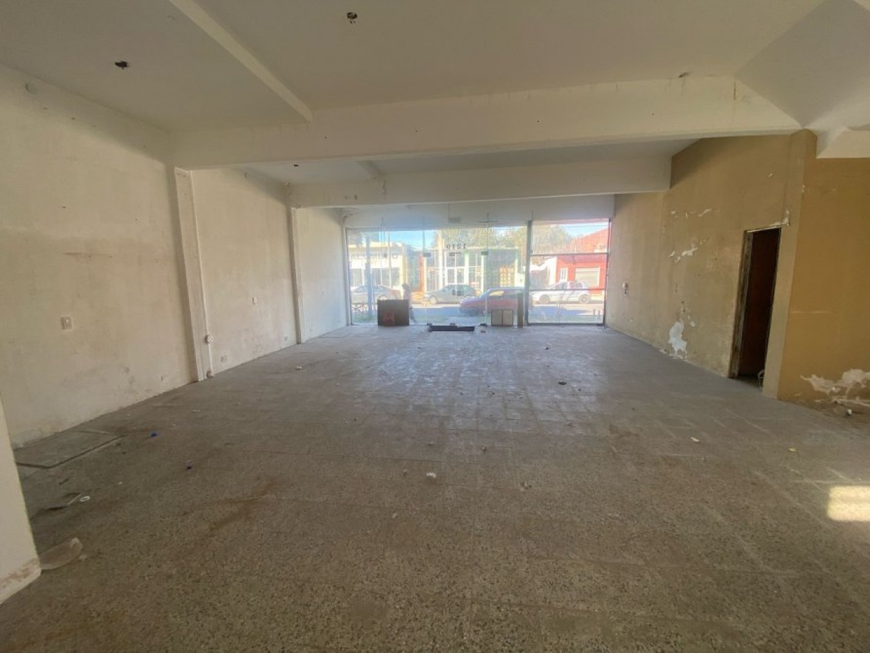 IMPORTANTE LOCAL, SALON 120M2, EXCELENTE UBICACION SOBRE AVENIDA