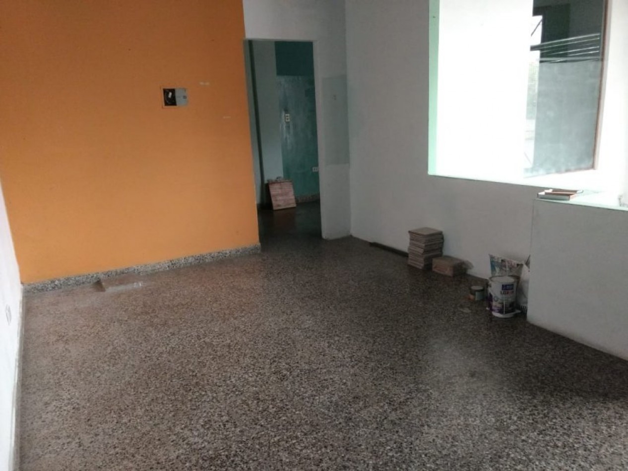 EXCELENTE LOCAL EN ESQUINA, PLENO CENTRO IDEAL OFICINA/COMERCIO AMPLIA VIDRIERA