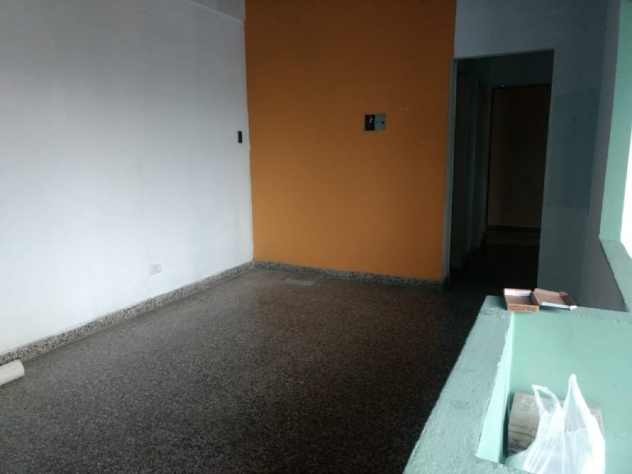 EXCELENTE LOCAL EN ESQUINA, PLENO CENTRO IDEAL OFICINA/COMERCIO AMPLIA VIDRIERA