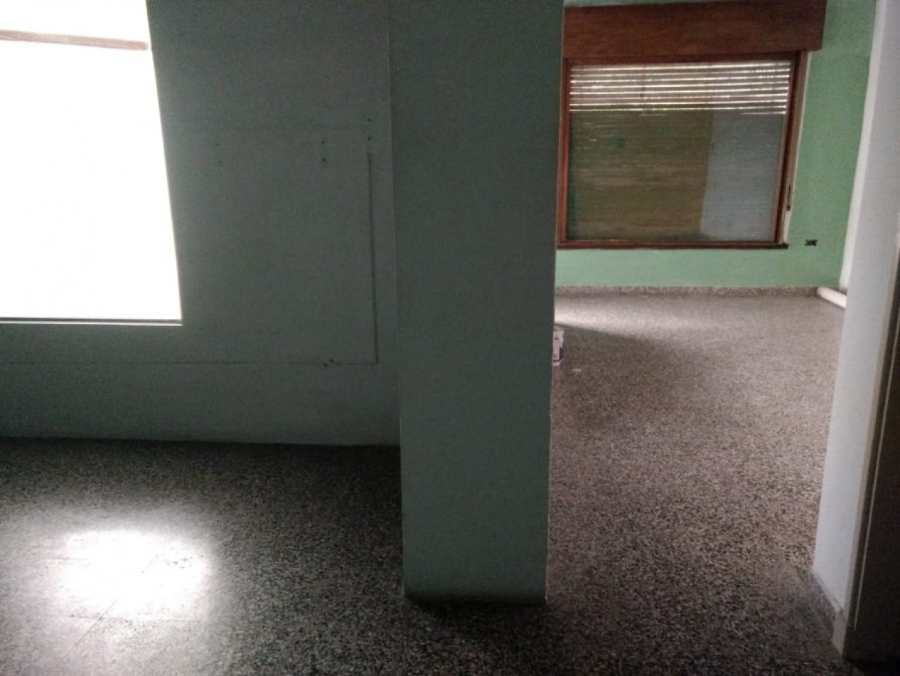 EXCELENTE LOCAL EN ESQUINA, PLENO CENTRO IDEAL OFICINA/COMERCIO AMPLIA VIDRIERA