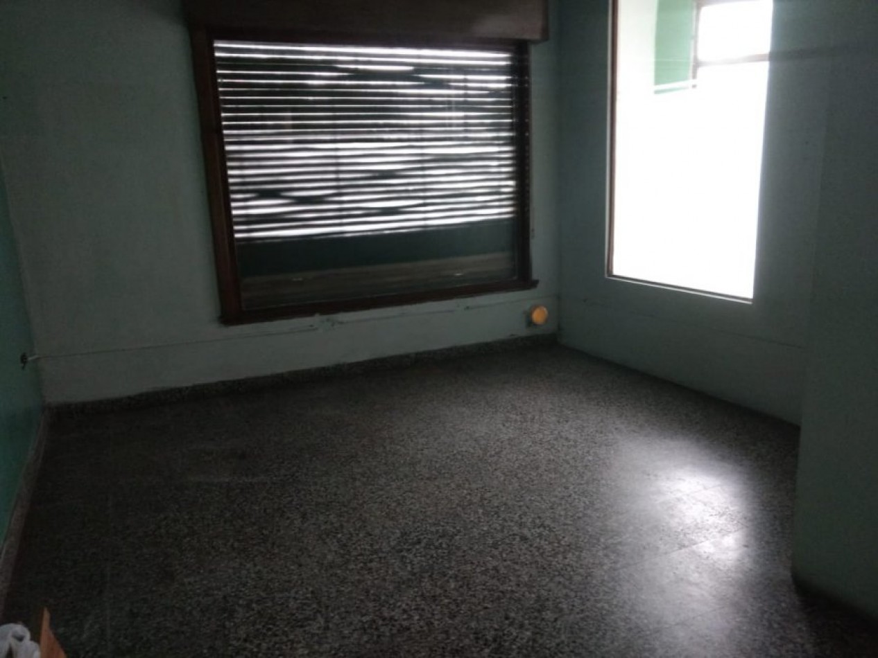 EXCELENTE LOCAL EN ESQUINA, PLENO CENTRO IDEAL OFICINA/COMERCIO AMPLIA VIDRIERA