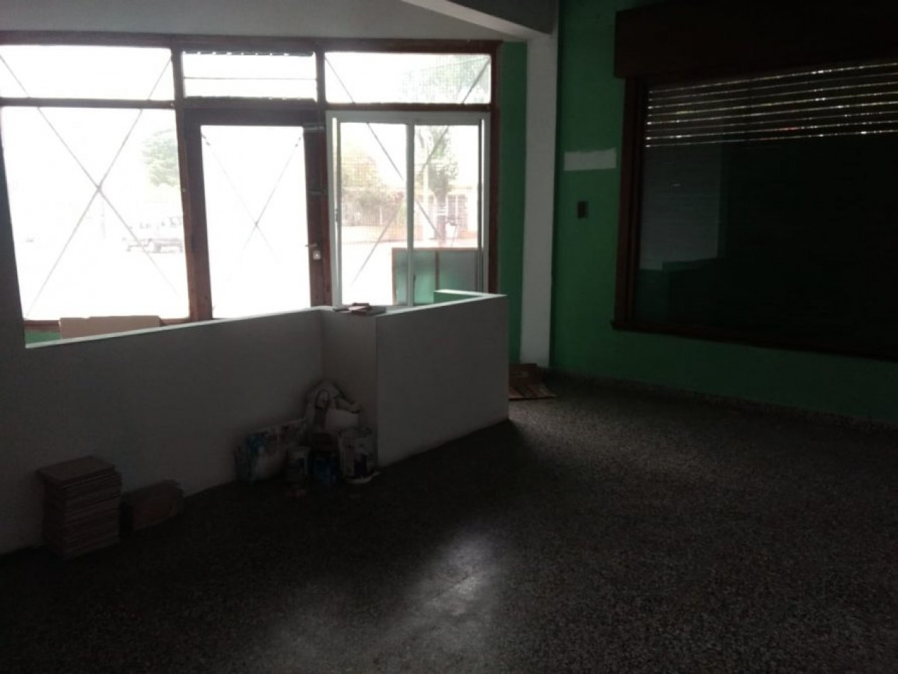 EXCELENTE LOCAL EN ESQUINA, PLENO CENTRO IDEAL OFICINA/COMERCIO AMPLIA VIDRIERA