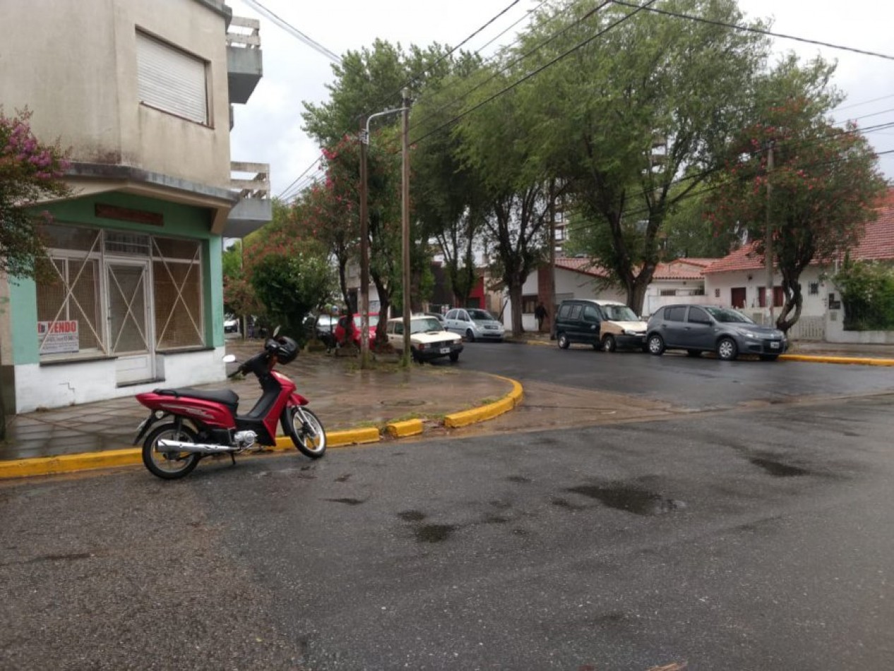 EXCELENTE LOCAL EN ESQUINA, PLENO CENTRO IDEAL OFICINA/COMERCIO AMPLIA VIDRIERA