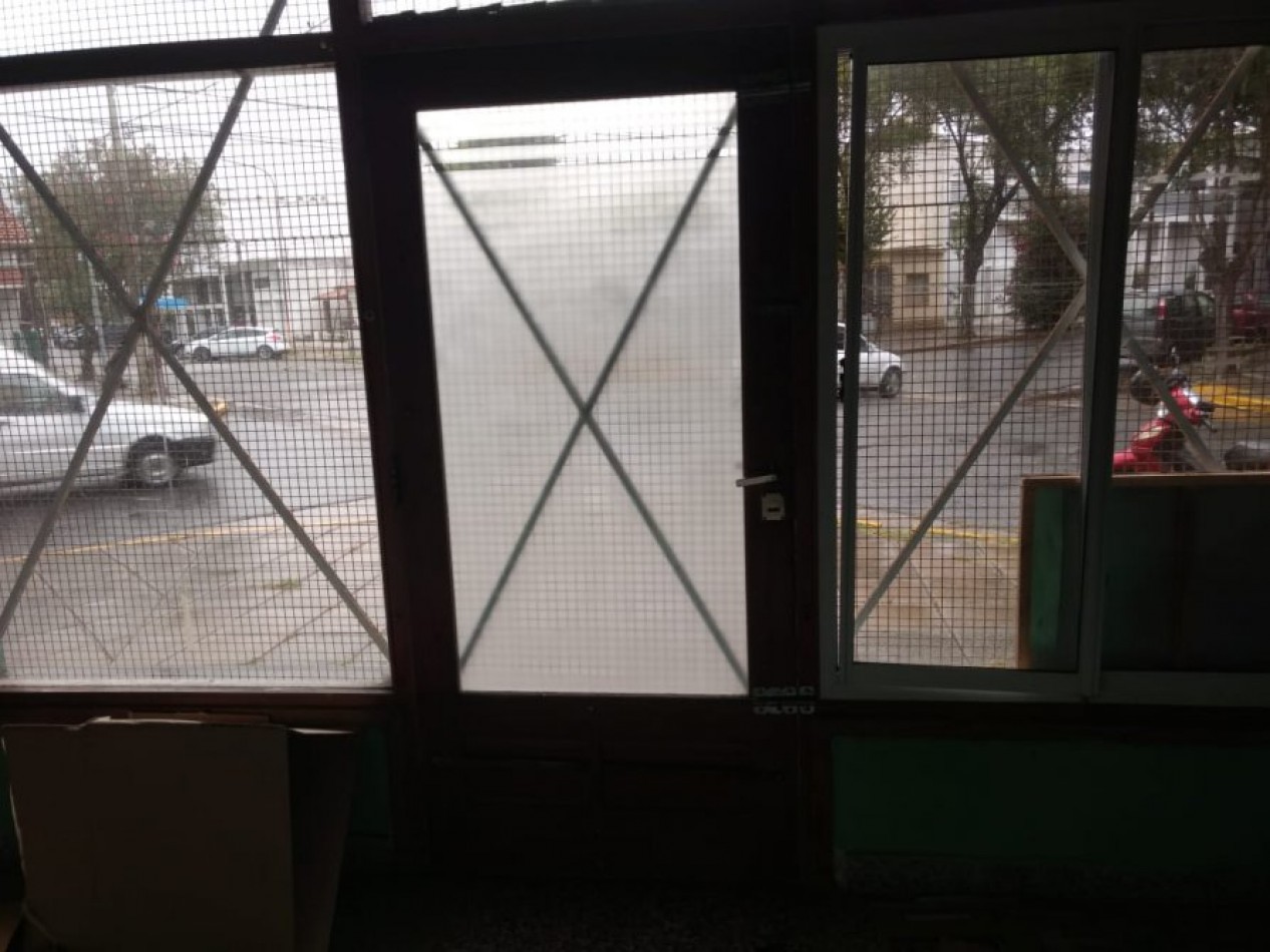 EXCELENTE LOCAL EN ESQUINA, PLENO CENTRO IDEAL OFICINA/COMERCIO AMPLIA VIDRIERA