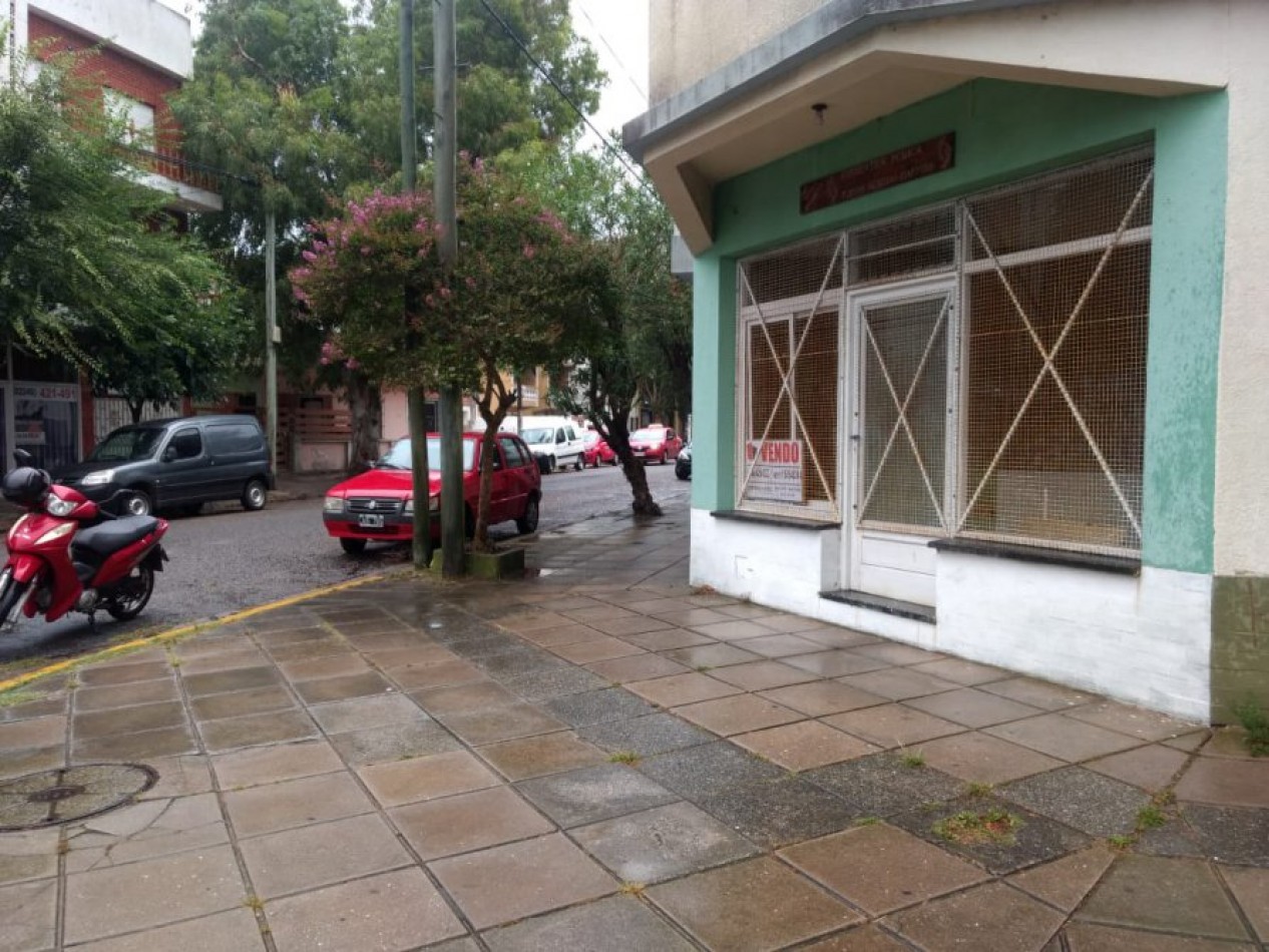 EXCELENTE LOCAL EN ESQUINA, PLENO CENTRO IDEAL OFICINA/COMERCIO AMPLIA VIDRIERA