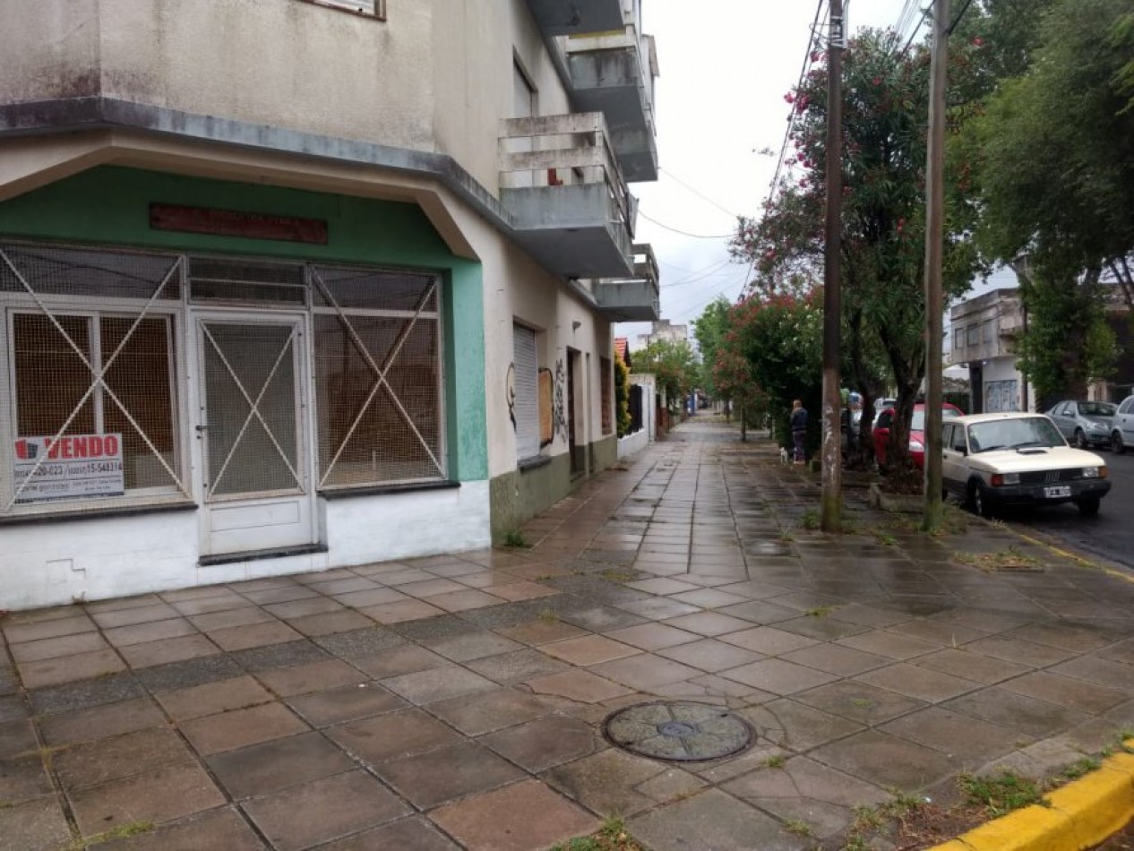 EXCELENTE LOCAL EN ESQUINA, PLENO CENTRO IDEAL OFICINA/COMERCIO AMPLIA VIDRIERA