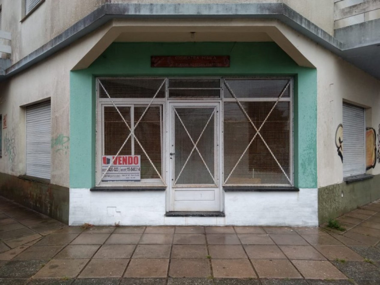 EXCELENTE LOCAL EN ESQUINA, PLENO CENTRO IDEAL OFICINA/COMERCIO AMPLIA VIDRIERA