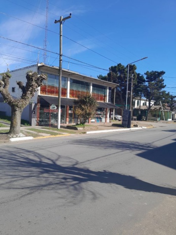 VENTA EN LA COSTA, IMPORTANTE LOCAL + 2 VIVIENDAS