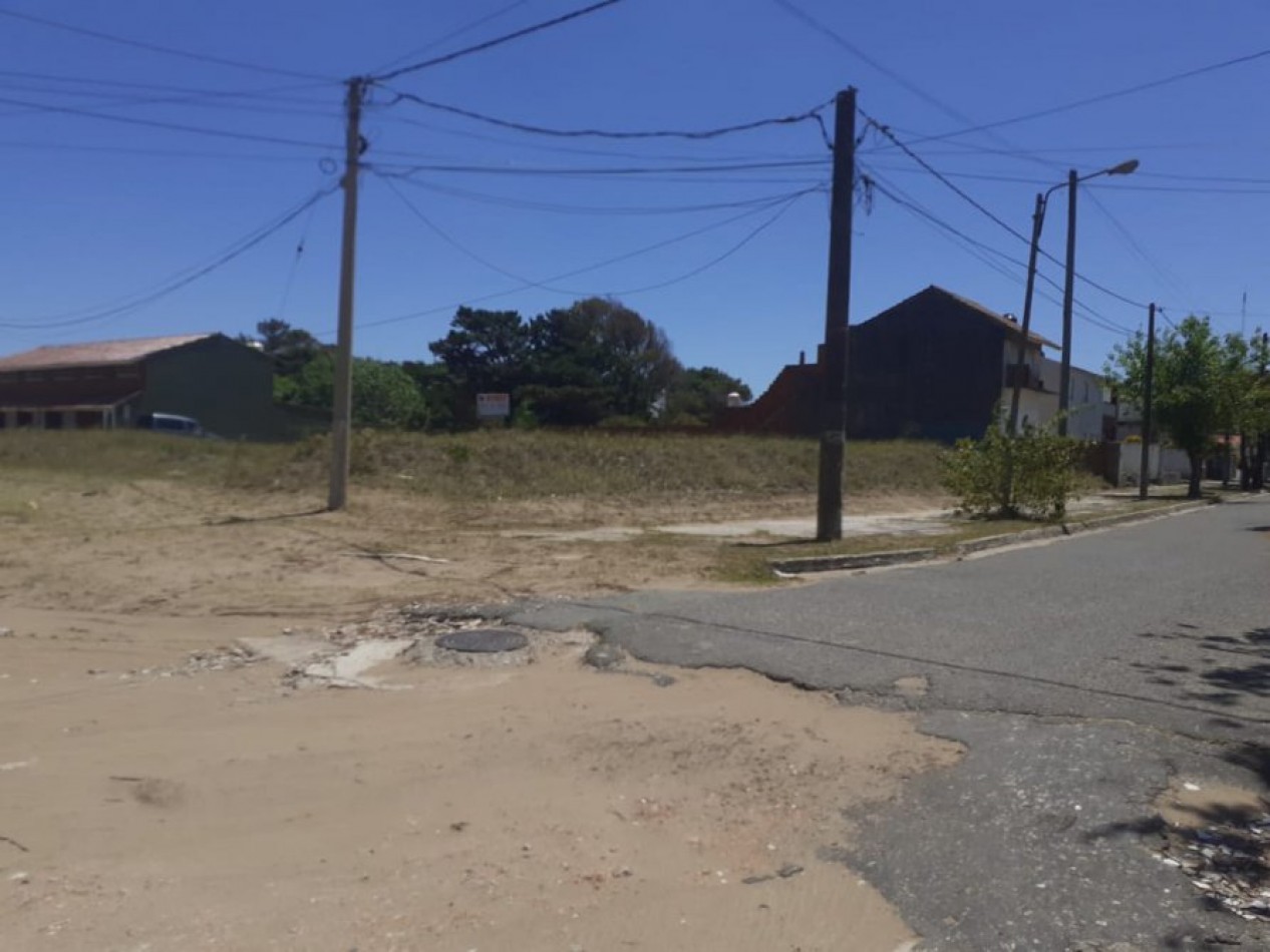 LOTE ESQUINA IDEAL INVERSION A 100 METROS DEL MAR ( LOTE 8 )