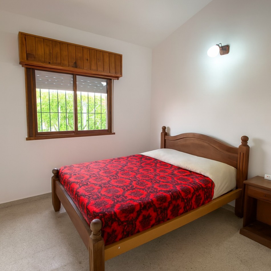 VENTA EN LA COSTA CASA DE 3 AMBIENTES CON GRAN PARQUE LIBRE