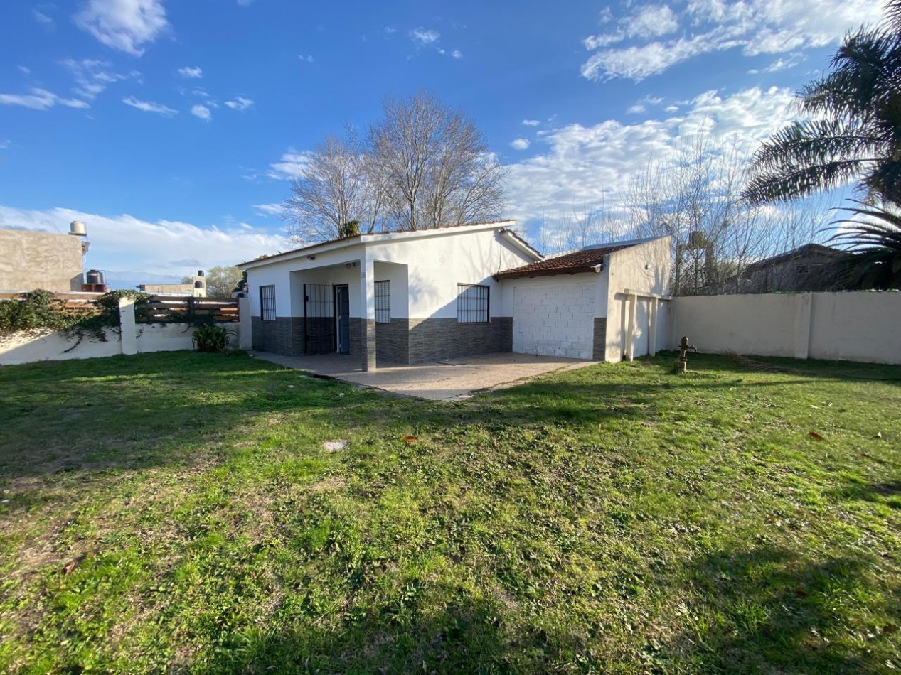 VENTA EN LA COSTA CASA DE 3 AMBIENTES CON GRAN PARQUE LIBRE