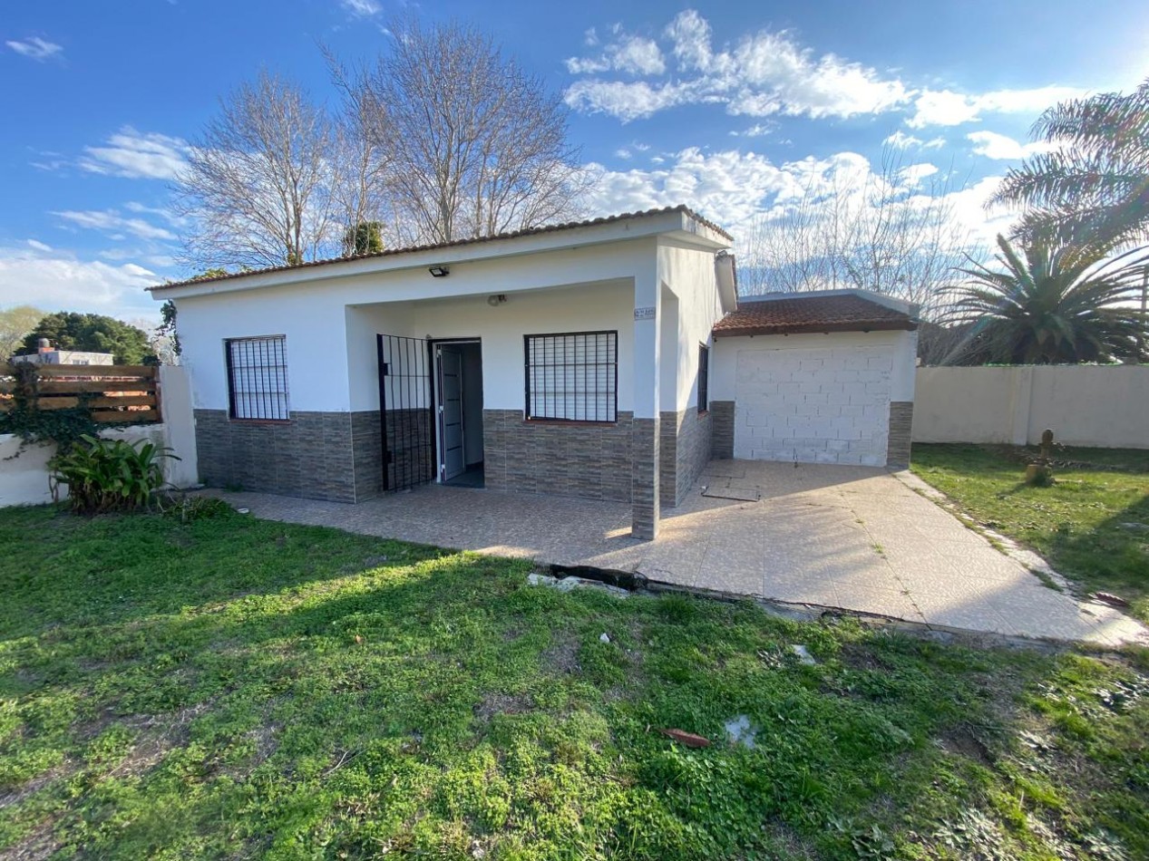 VENTA EN LA COSTA CASA DE 3 AMBIENTES CON GRAN PARQUE LIBRE