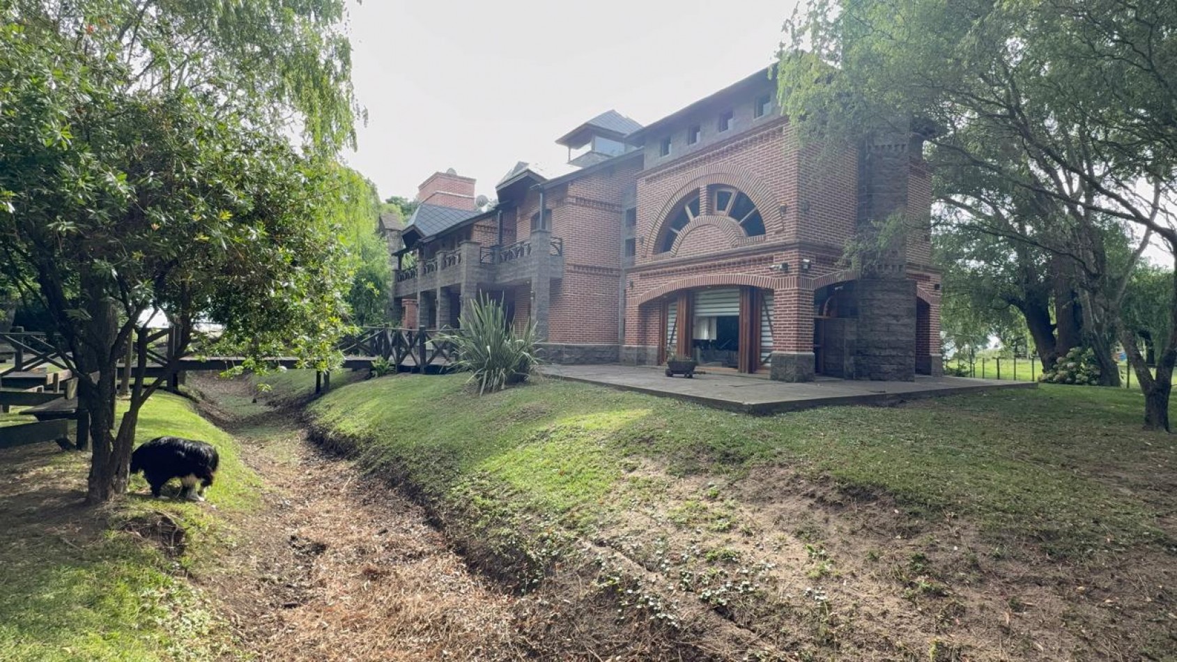 VENTA EN LA COSTA, IMPORTANTE VIVIENDA DE DISEÑO CON 430M2 CUBIERTOS