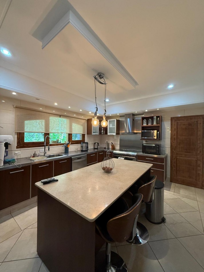 VENTA EN LA COSTA, IMPORTANTE VIVIENDA DE DISEÑO CON 430M2 CUBIERTOS